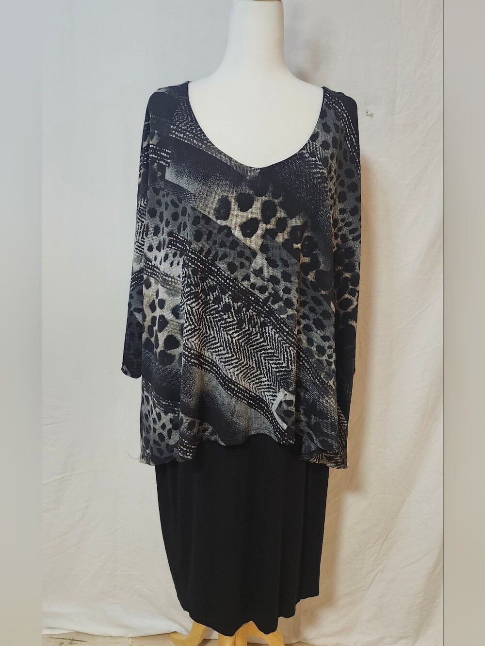 Lori Michaels  Black & Gray Patterned V-Neck Layered Dress